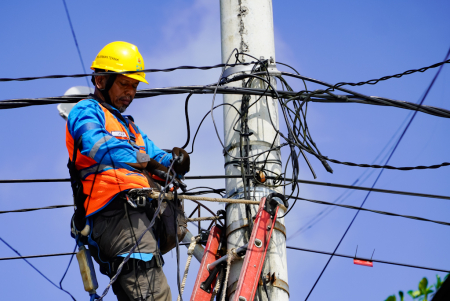 PERBAIKI KABEL JARINGAN LISTRIK