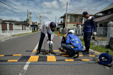 PEMASANGAN SPEED BUMP