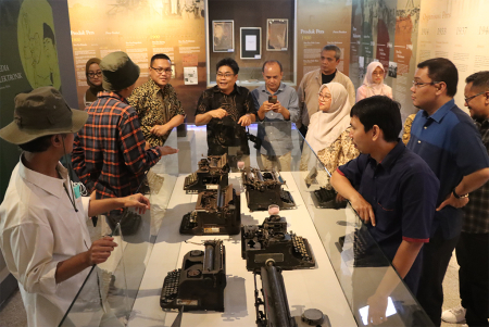 KOMUNIKA KUNJUNGI MONUMEN PERS NASIONAL
