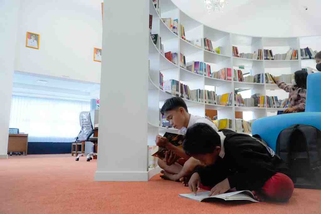 BACA BUKU di PERPUSTAKAAN PALANGKA RAYA