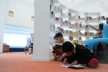 BACA BUKU di PERPUSTAKAAN PALANGKA RAYA