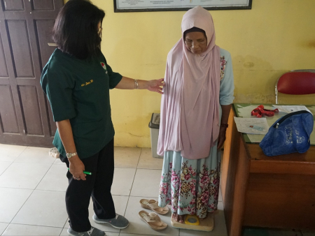 MENIMBANG BERAT BADAN LANSIA
