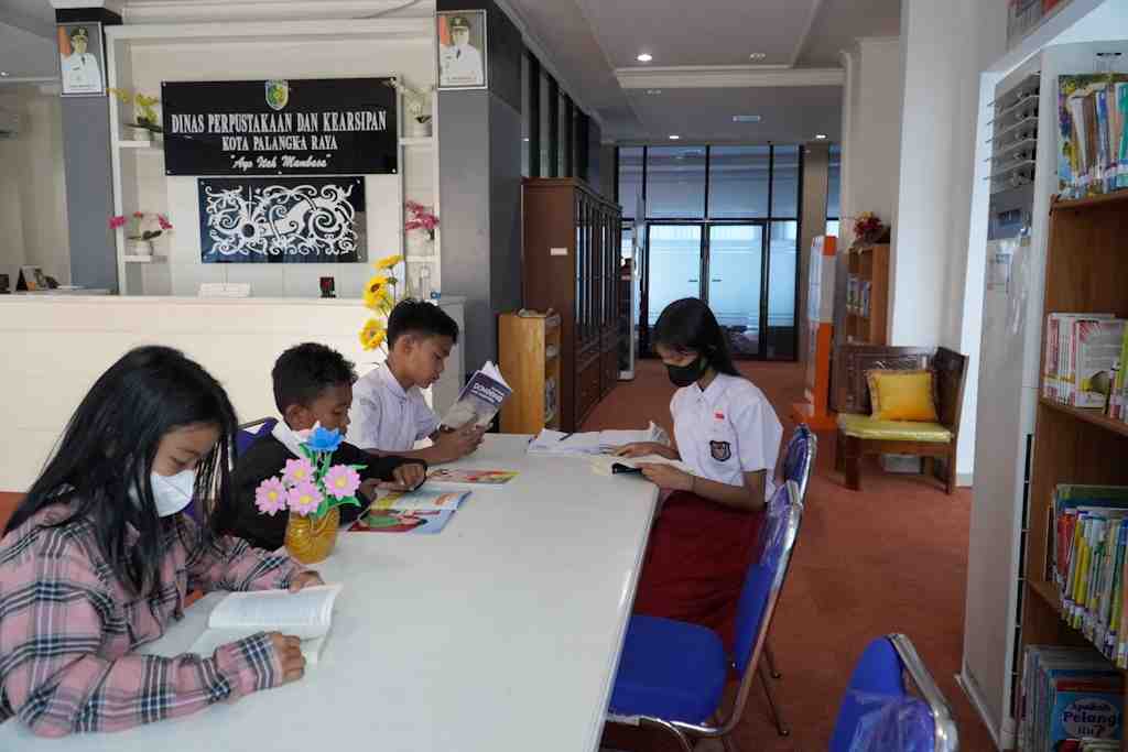 BACA BUKU di PERPUSTAKAAN PALANGKA RAYA