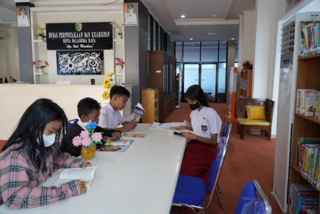 BACA BUKU di PERPUSTAKAAN PALANGKA RAYA