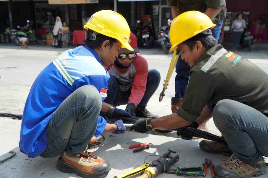 MENYAMBUNG KABEL JARINGAN LISTRIK
