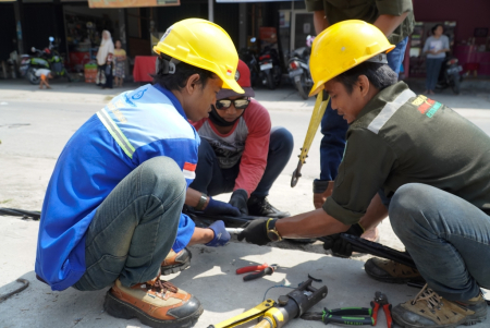 MENYAMBUNG KABEL JARINGAN LISTRIK