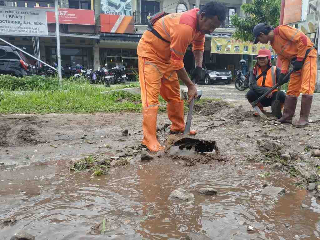 MEMBUAT SALURAN AIR SEMENTARA 