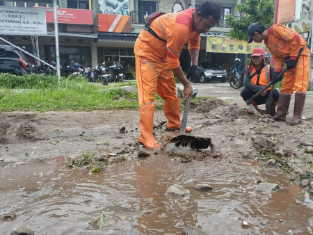 MEMBUAT SALURAN AIR SEMENTARA 