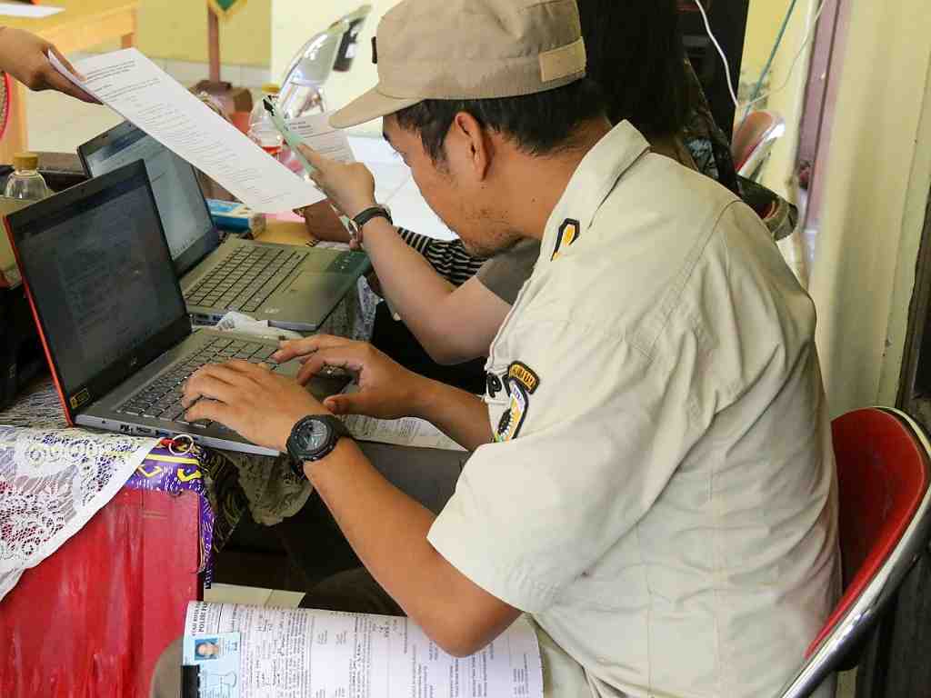 MENDATA IDENTITAS PELANGGAR