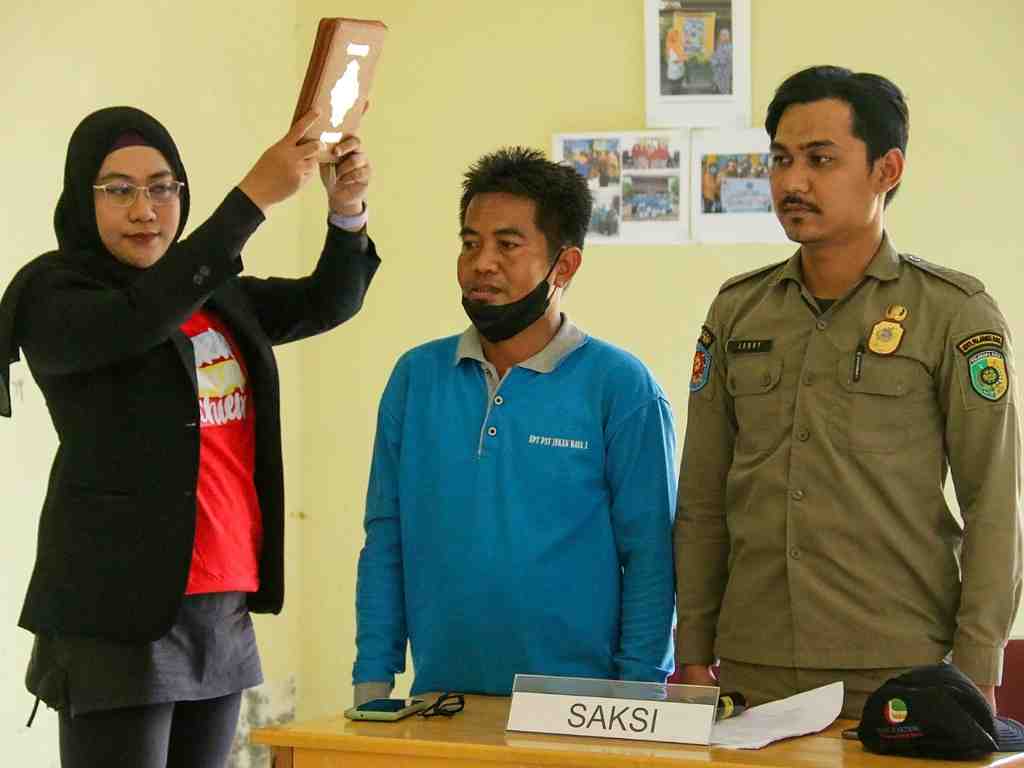 MENGAMBIL SUMPAH SAKSI
