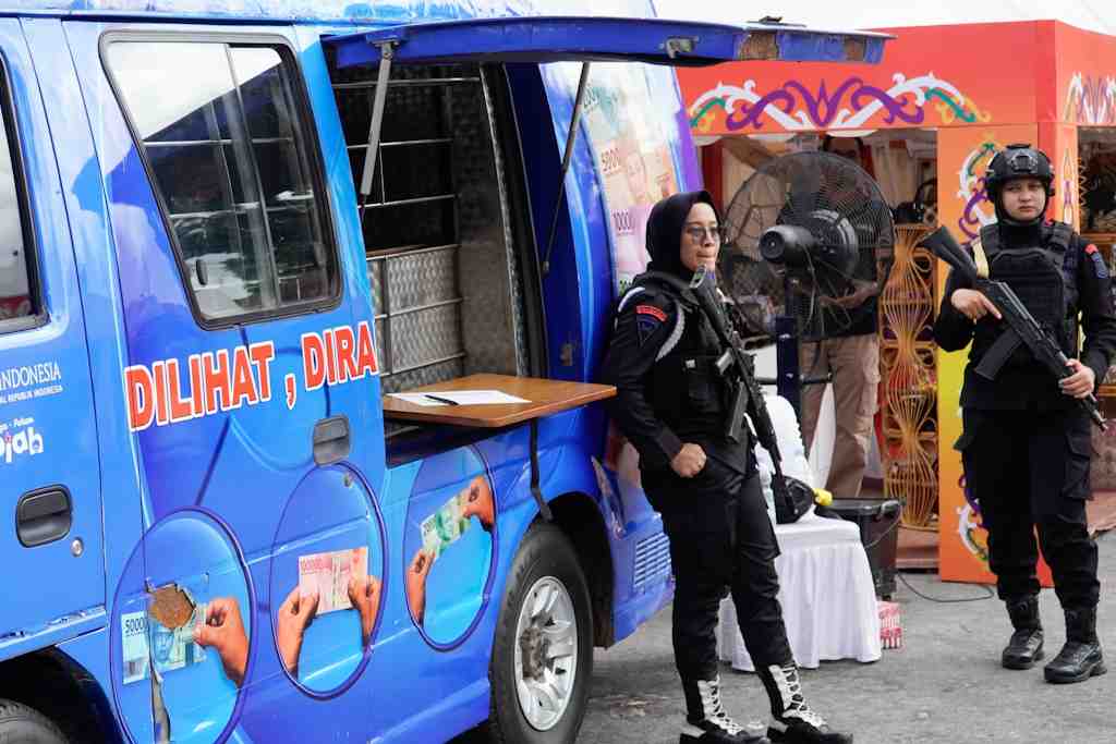 PENGAMANAN AREA PENUKARAN UANG