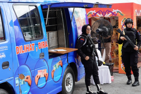 PENGAMANAN AREA PENUKARAN UANG