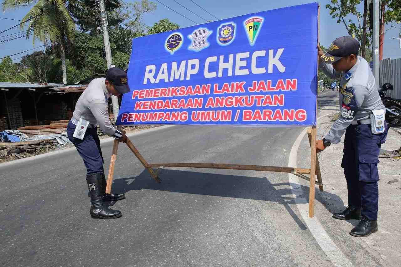 PASANG RAMBU PEMBERTAHUAN RAMP CHECK