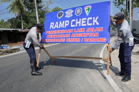 PASANG RAMBU PEMBERTAHUAN RAMP CHECK