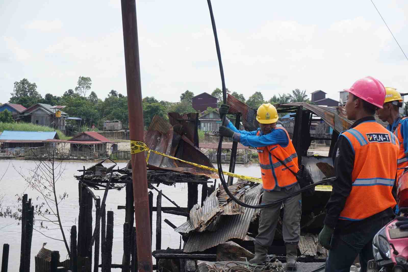 PERBAIKAN JARINGAN LISTRIK PASCA KEBAKARAN