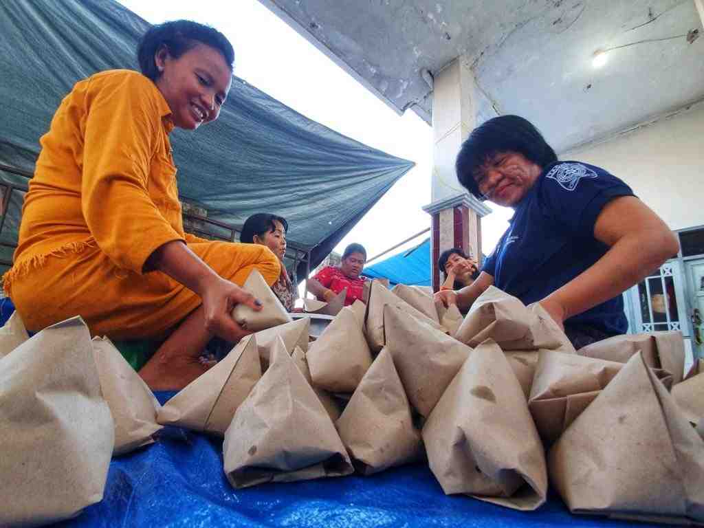 MENYIAPKAN NASI BUNGKUS