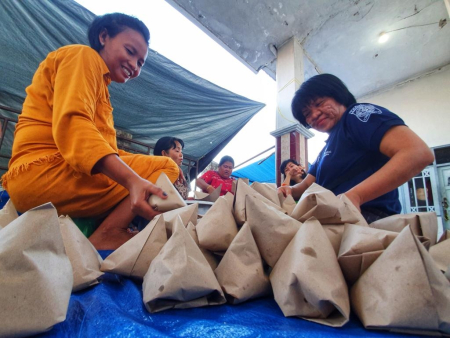 MENYIAPKAN NASI BUNGKUS