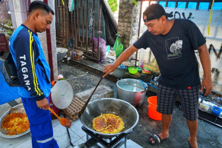 MEMASAK DI DAPUR UMUM
