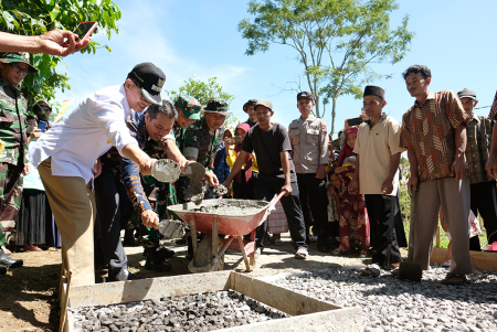 PEMBANGUNAN RABAT BETON JALAN 