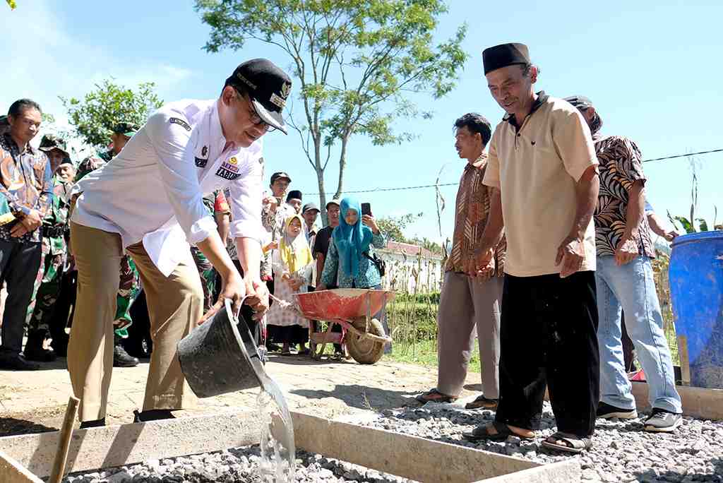 PEMBANGUNAN RABAT BETON JALAN TMMD DI TEMANGGUNG