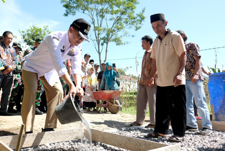 PEMBANGUNAN RABAT BETON JALAN TMMD DI TEMANGGUNG