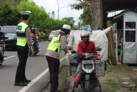 TERTIBKAN PENGENDARA YANG MENGANGKUT MELEBIHI BATAS 