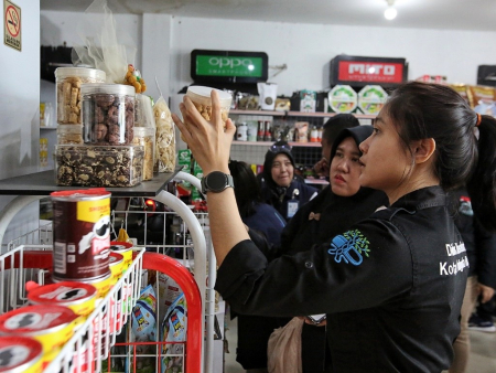 PERIKSA KEMASAN PRODUK KUE KERING  