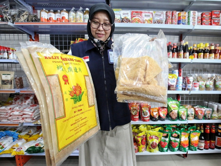 TUNJUKKAN MAKANAN KEDALUARSA 