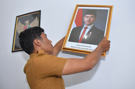 PEMASANGAN FOTO WAKIL PRESIDEN RI