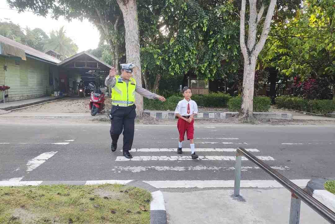 MEMBANTU MENYEBERANGKAN JALAN
