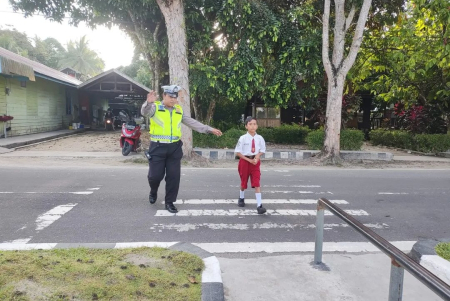 MEMBANTU MENYEBERANGKAN JALAN
