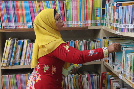 MENYUSUN KOLEKSI BUKU 