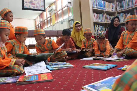 MEMBACA DI PERPUSTAKAAN