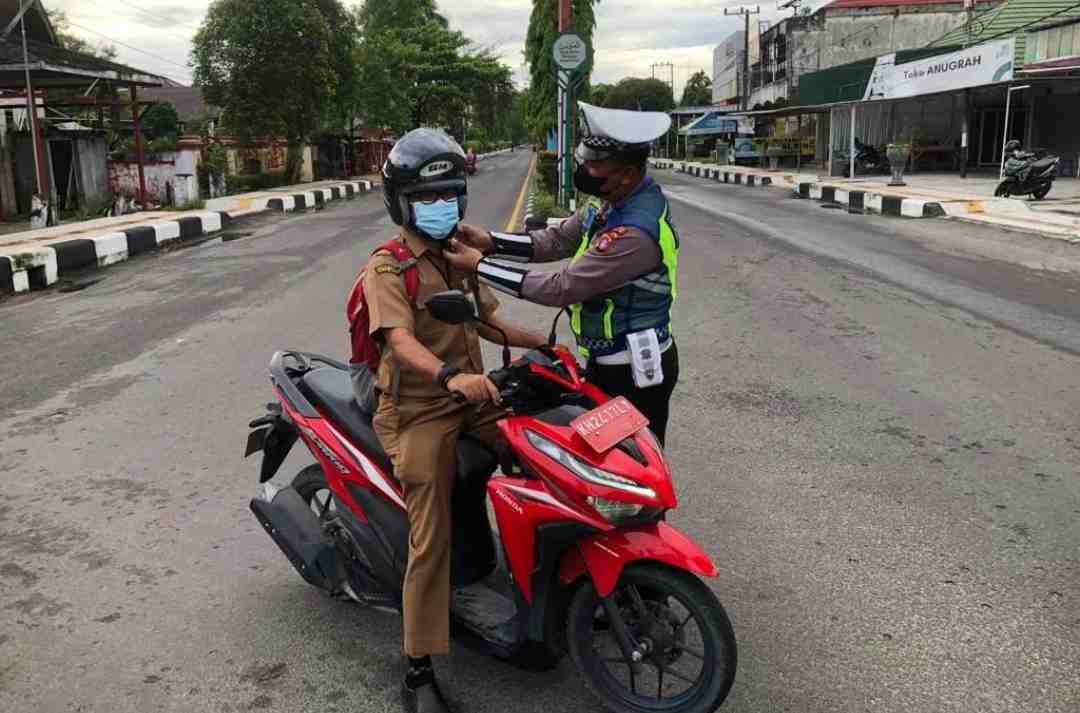 EDUKASI GUNAKAN HELM DENGAN BENAR