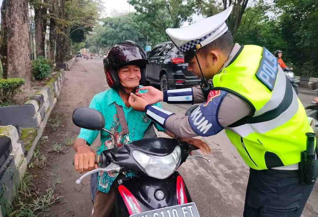 KLIK HELM SAAT BERKENDARA