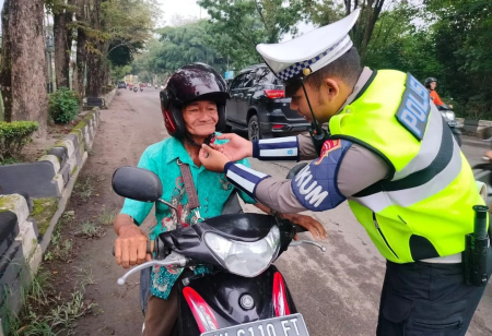 KLIK HELM SAAT BERKENDARA
