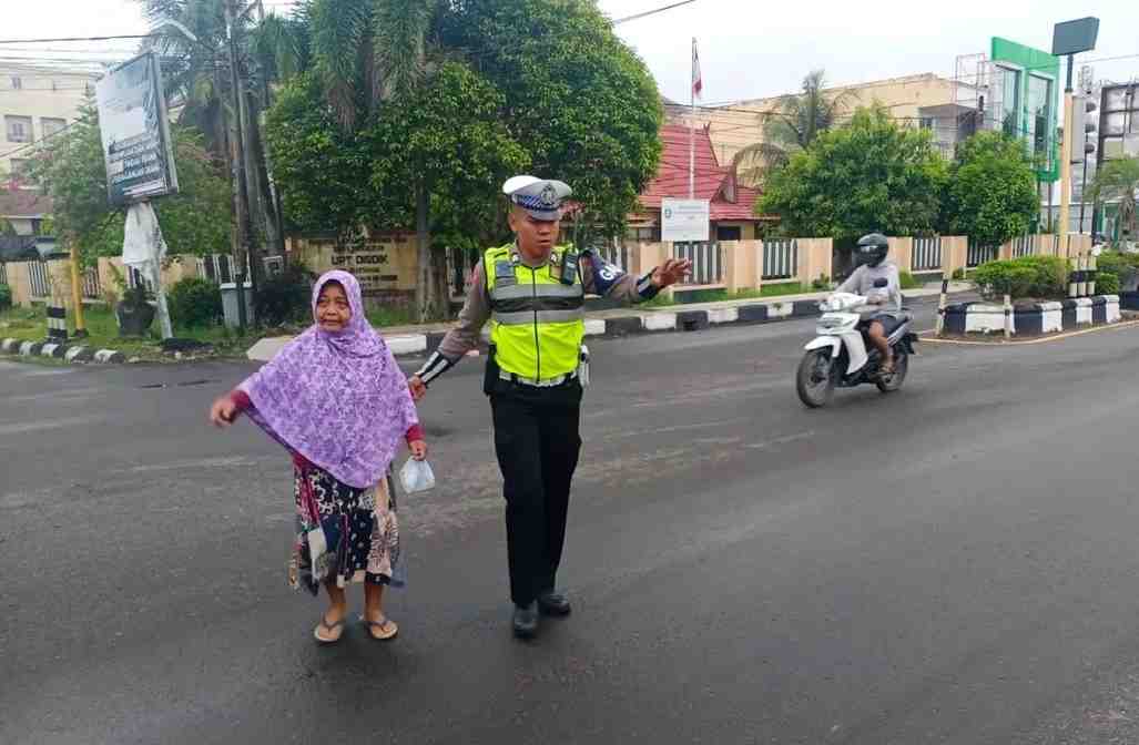 BANTU PEJALAN KAKI MENYEBERANG JALAN