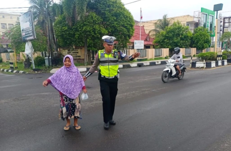 BANTU PEJALAN KAKI MENYEBERANG JALAN