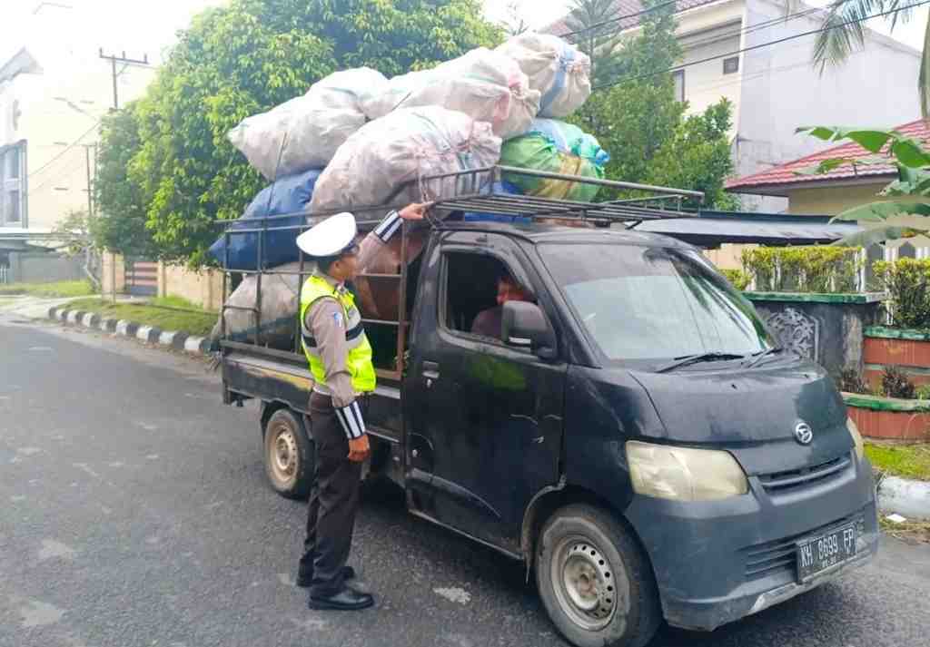 TEGURAN BAGI PENGENDARA BERMUATAN LEBIH