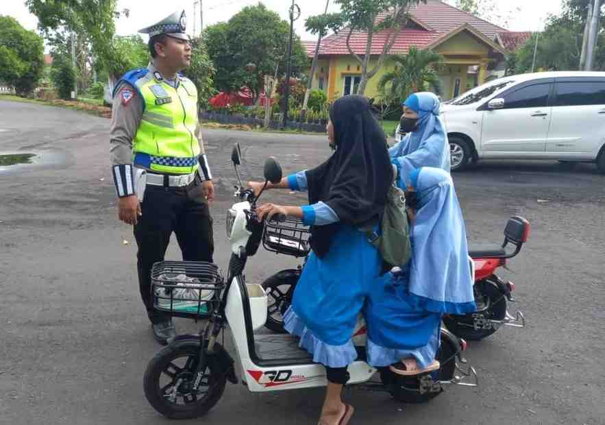  PENGENDARA SEPEDA LISTRIK WAJIB PAKAI HELM