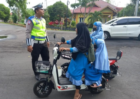  PENGENDARA SEPEDA LISTRIK WAJIB PAKAI HELM