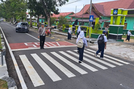 BANTU SISWA SEBERANGKAN  JALAN KE SEKOLAH