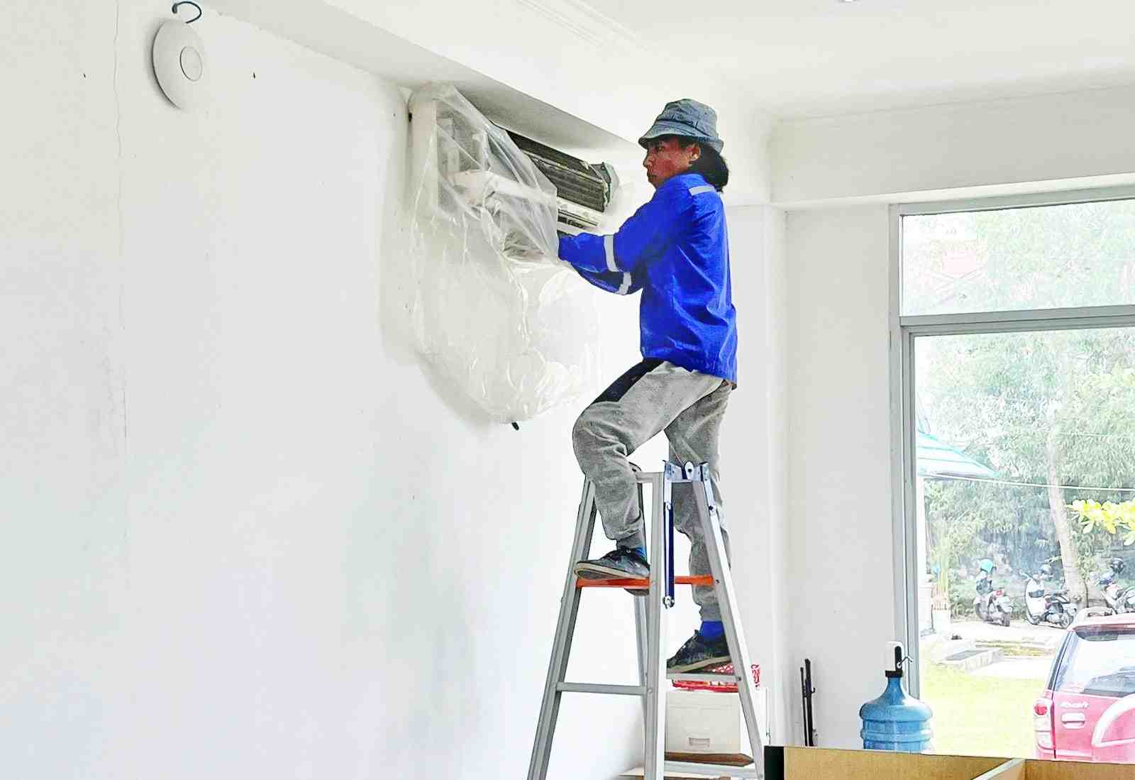 MEMBERSIHKAN PEDINGIN RUANGAN KANTOR