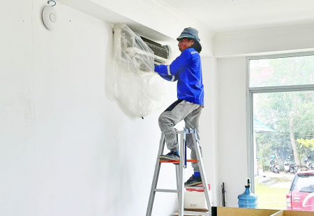 MEMBERSIHKAN PEDINGIN RUANGAN KANTOR
