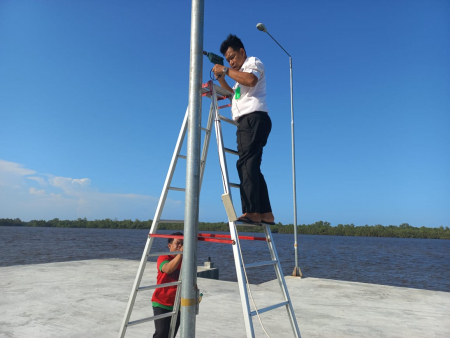 PEMASANGAN LAMPU DERMAGA