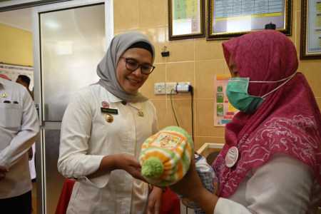 BUPATI NINA AGUSTINA GENDONG BAYI