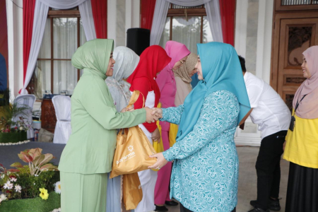 SERAHKAN BINGKISAN MAKANAN SEHAT