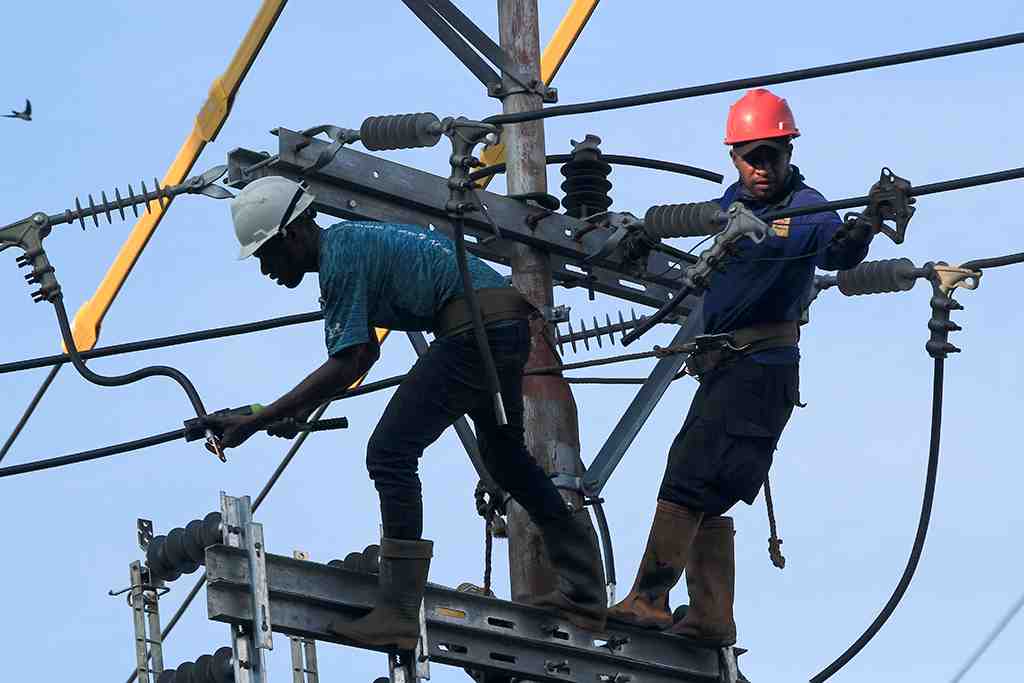 MEMASANG PERANGKAT JARINGAN LISTRIK DI PAPUA