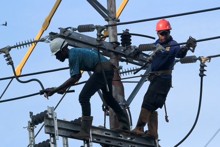 MEMASANG PERANGKAT JARINGAN LISTRIK DI PAPUA