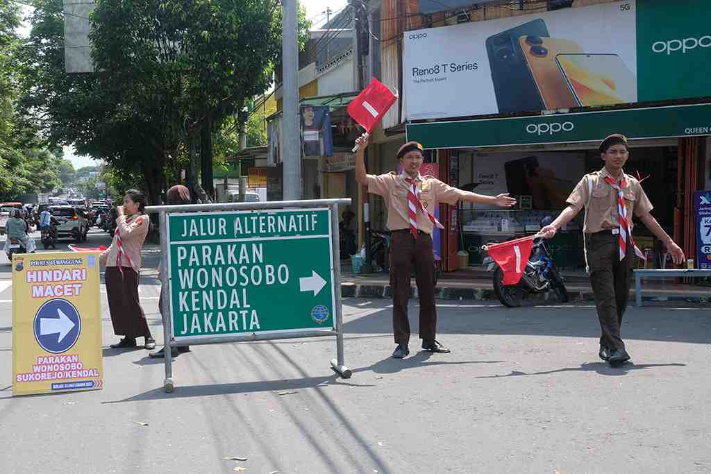 PRAMUKA BANTU MENGATUR LALU LINTAS